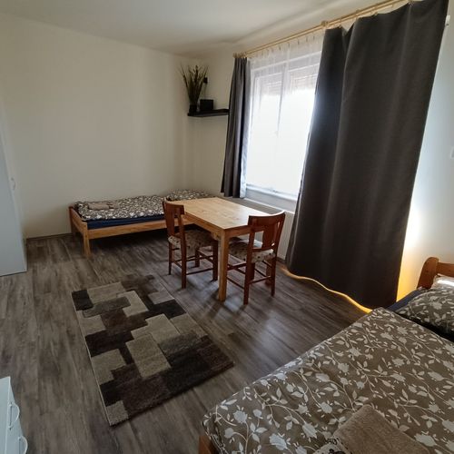 Apartament tourist la etaj cu 3 camere pentru 9 pers.