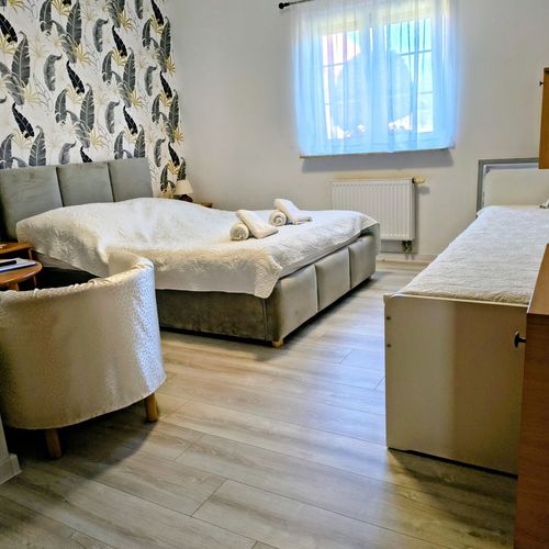 Camera tripla cu baie cu vedere spre grădină