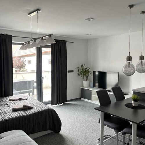Apartman se sprchou s vlastní kuchyňkou s manželskou postelí s 1 ložnicí