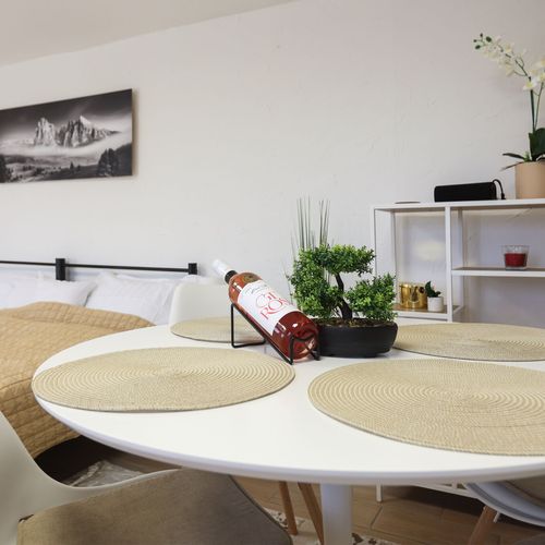 Apartman pro 2 os. s 1 ložnicí s výhledem do zahrady na straně bazénu (s možností přistýlky)