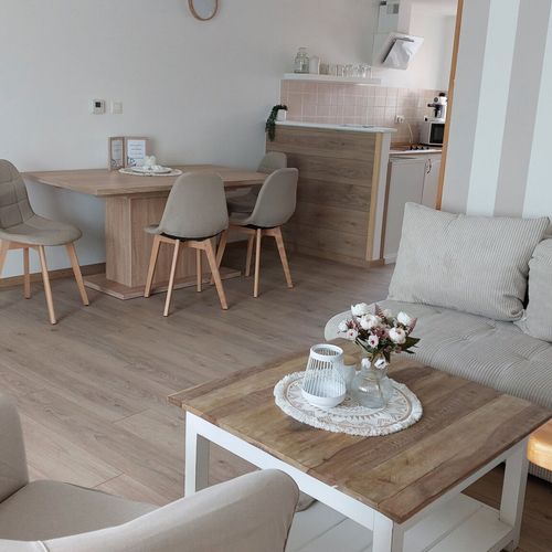 Apartament cu cadă cu vedere spre oraș pentru 2 pers. (se inchirieaza doar integral) (se poate solicita pat suplimentar)