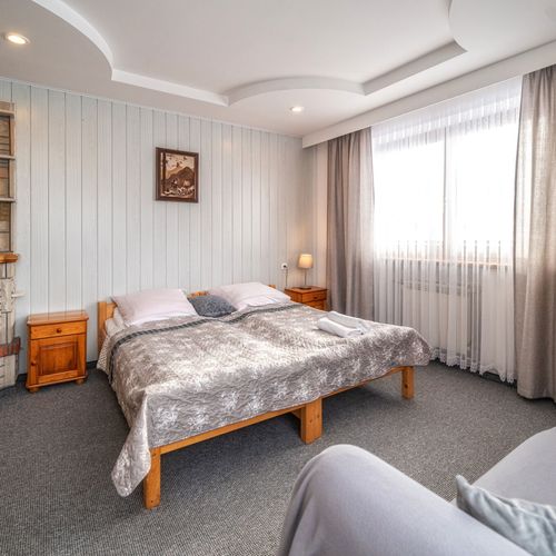Apartament 4-osobowy z balkonem z widokiem na ogród z 2 pomieszczeniami sypialnianymi (możliwa dostawka)