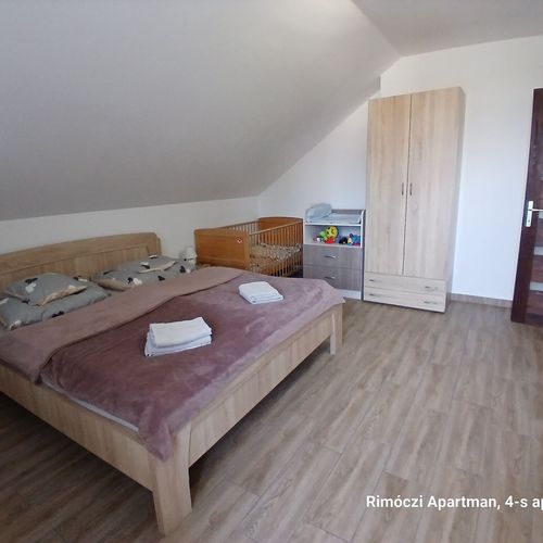 Apartament 4-osobowy na poddaszu z klimatyzacją z 2 pomieszczeniami sypialnianymi (możliwa dostawka)