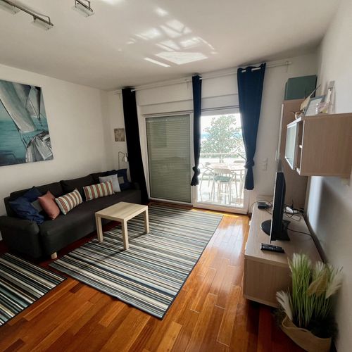 Apartament la etaj cu vedere spre mare cu 2 camere pentru 3 pers.