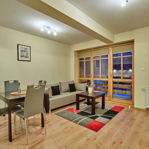 Apartament 4-osobowy z balkonem z aneksem kuchennym z 2 pomieszczeniami sypialnianymi