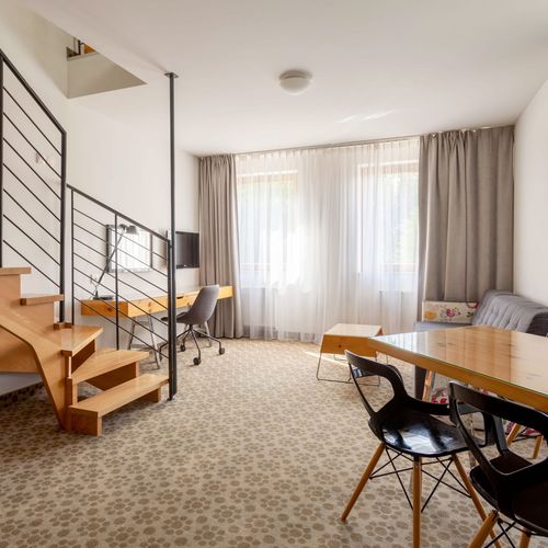 Apartament 4-osobowy z antresolą z widokiem na góry z 2 pomieszczeniami sypialnianymi