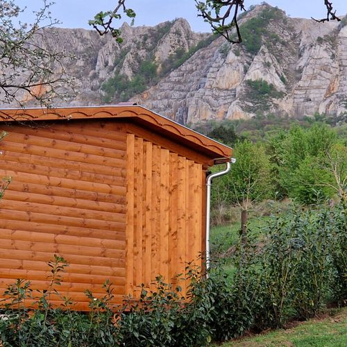 Cabană superior cu vedere spre munte pentru 2 pers. (se inchirieaza doar integral)