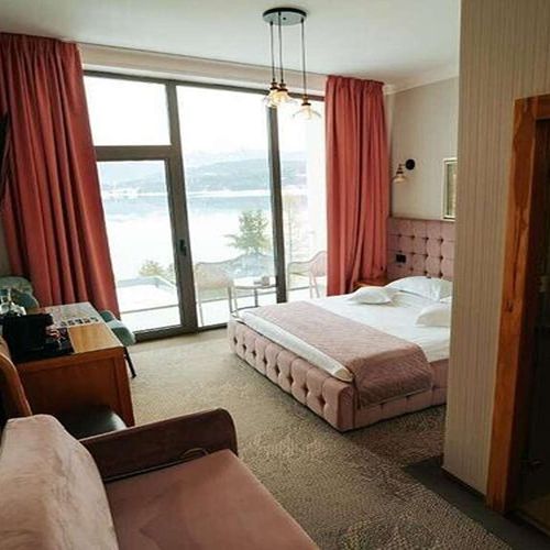Camera dubla la etaj cu balcon
