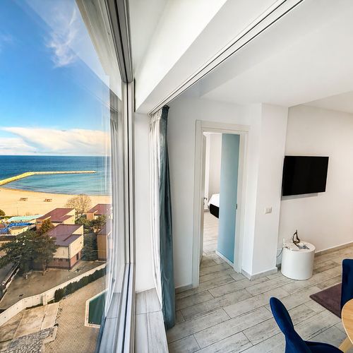 Apartament exclusive cu vedere parțială spre mare cu 2 camere pentru 3 pers.