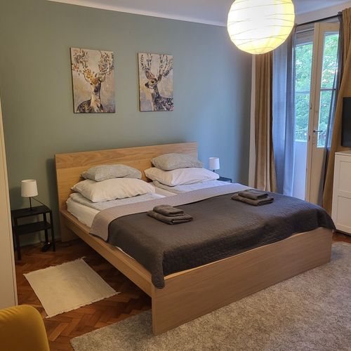 Apartman s koupelnou s manželskou postelí s 1 ložnicí na poschodí