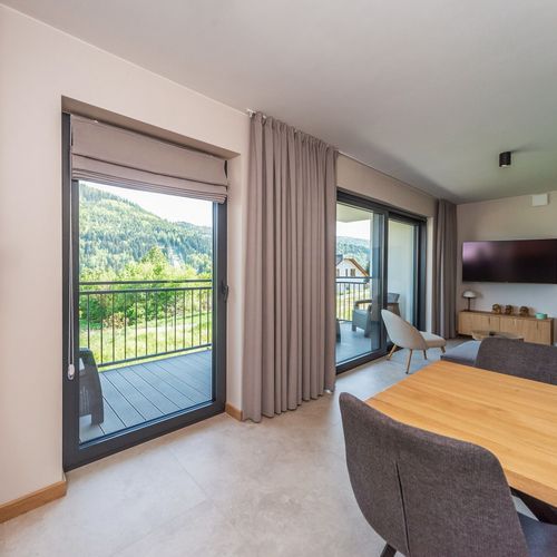 Apartament cu balcon cu vedere spre munte cu 2 camere pentru 4 pers.