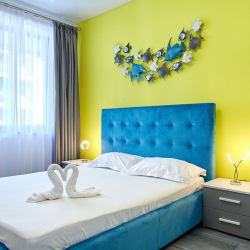 Apartament confort cu vedere parțială spre mare cu 2 camere pentru 4 pers.