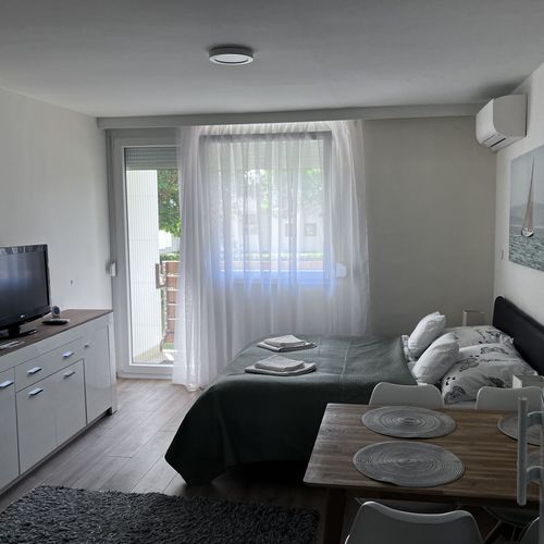 Apartman (jako celek) s klimatizací s manželskou postelí na přízemí