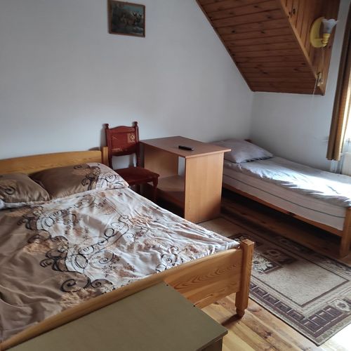 Camera cvadrupla la etaj cu baie