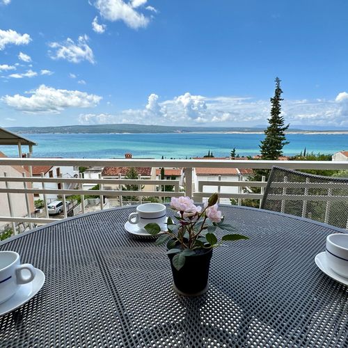 Apartament la etaj cu vedere spre mare cu 3 camere pentru 5 pers.