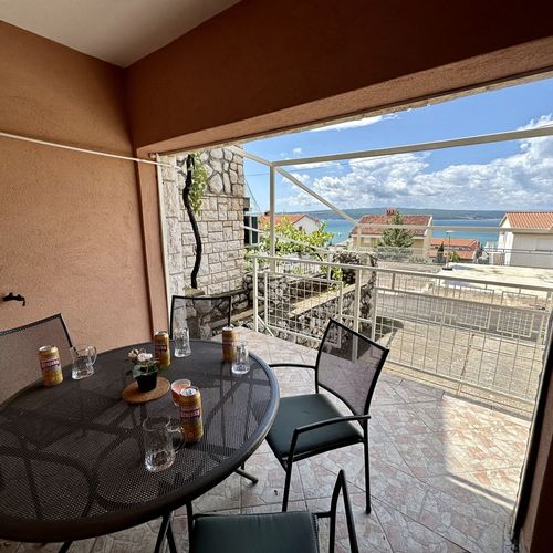 Apartament cu vedere spre mare cu 2 camere pentru 4 pers.