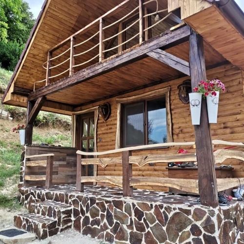 Cabană cu vedere spre pădure cu vedere spre oraș pentru 5 pers. (se inchirieaza doar integral)
