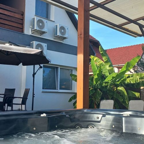 Apartament family la parter cu 3 camere pentru 6 pers. (se poate solicita pat suplimentar)