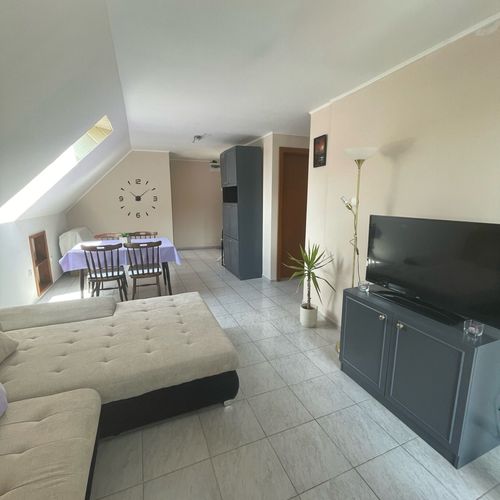 Apartament la etaj cu vedere spre grădină cu 3 camere pentru 6 pers. (se poate solicita pat suplimentar)