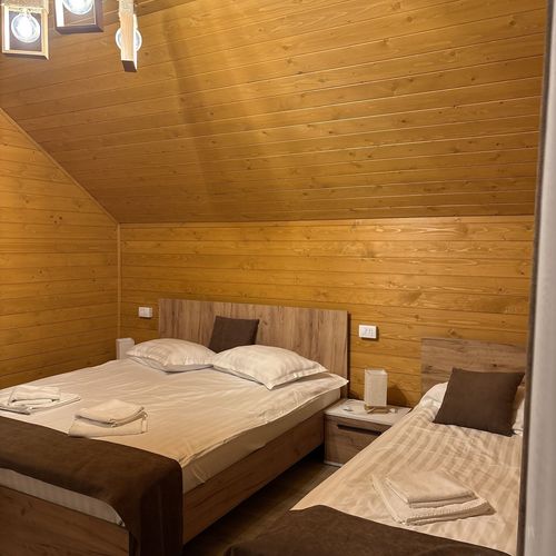 Cabană întreaga unitate cu vedere spre munte pentru 12 pers. (se inchirieaza doar integral)