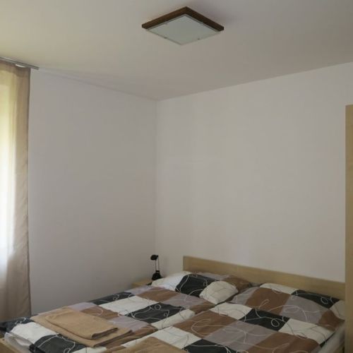 Apartman se sprchou s vlastní kuchyňkou s manželskou postelí s 1 ložnicí (s možností přistýlky)