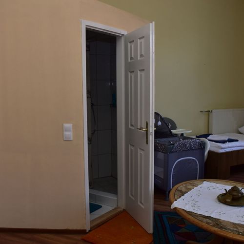 Apartament la parter cu aer condiționat cu 1 camera pentru 4 pers.