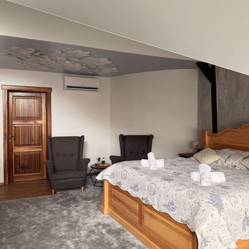 Apartament superior cu balcon cu 1 camera pentru 3 pers.