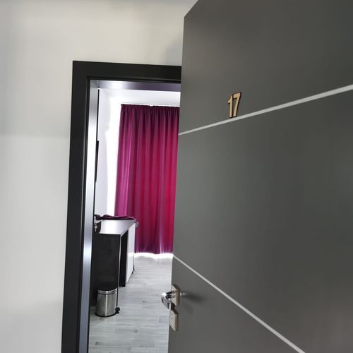 Apartament la etaj cu vedere spre mare cu 2 camere pentru 4 pers. (se poate solicita pat suplimentar)