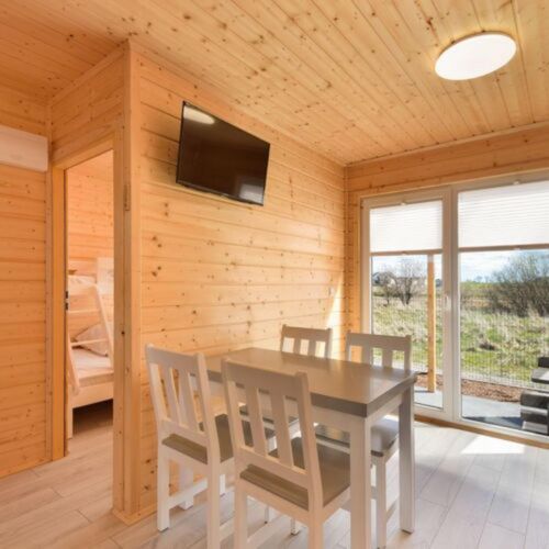 Domek drewniany 6-osobowy z tarasem z klimatyzacją