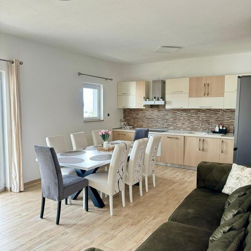Apartament la etaj cu vedere spre mare cu 4 camere pentru 8 pers.