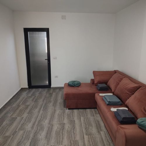 Apartament executive la parter cu 2 camere pentru 4 pers.