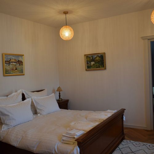 Apartman s balkónem s manželskou postelí s 1 ložnicí na přízemí