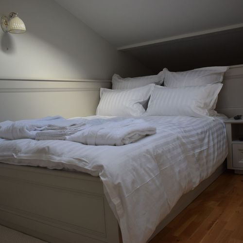 Manzárd Apartman s privátní koupelnou mimo apartmán s manželskou postelí s 1 ložnicí