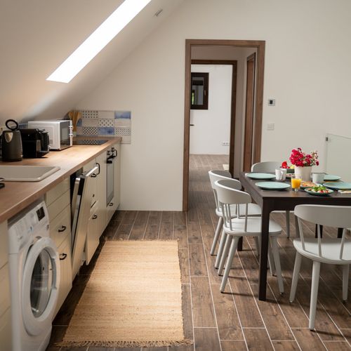 Apartament la mansardă cu 2 camere pentru 4 pers. (se poate solicita pat suplimentar)