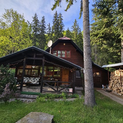 Cabană întreaga unitate cu vedere spre pădure pentru 10 pers. (se inchirieaza doar integral)