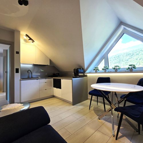 Apartament 4-osobowy na poddaszu Romantyczny z 2 pomieszczeniami sypialnianymi