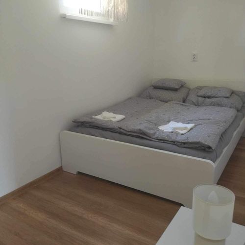 Apartament la parter întreaga unitate cu 3 camere pentru 6 pers.