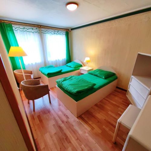 Apartament întreaga unitate cu vedere spre grădină pentru 4 pers. (se inchirieaza doar integral)