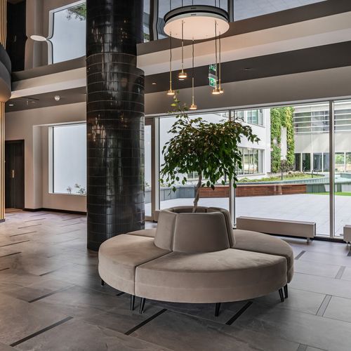House (jako celek) tV s plochou obrazovkou pro 3 os. s výhledem na řeku