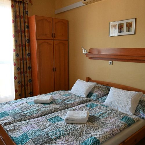 Camera dubla cu balcon cu chicinetă comună