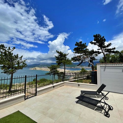 Apartament lux cu vedere spre mare cu 2 camere pentru 4 pers.