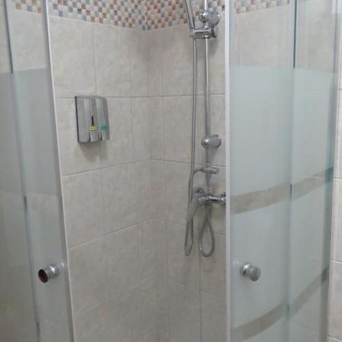 Camera tripla cu baie cu aer condiționat