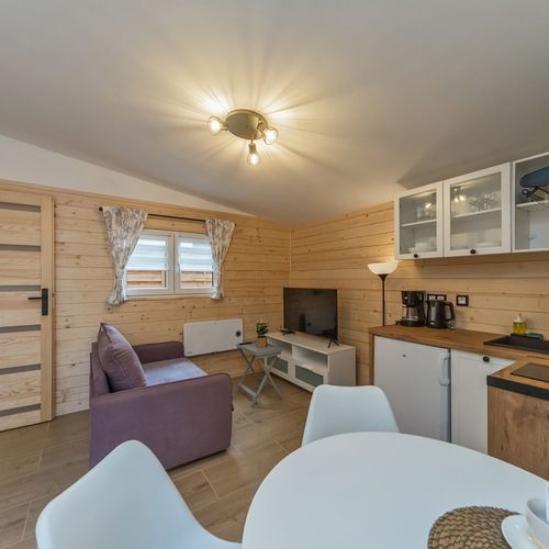 Cabană cu vedere spre pădure cu vedere spre munte pentru 6 pers. (se inchirieaza doar integral)