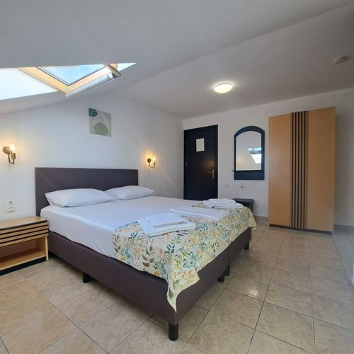 Apartament la etaj cu aer condiționat cu 2 camere pentru 4 pers.