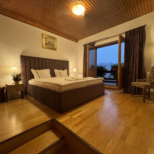 Camera dubla la etaj cu balcon