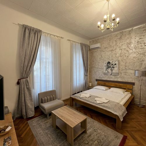 Camera dubla studio cu vedere spre cetate