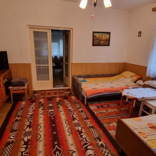 Întreaga unitate familial(ă) întreaga unitate pentru 2 pers. (se inchirieaza doar integral) (se poate solicita pat suplimentar)