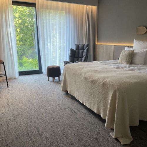 Camera dubla deluxe cu vedere spre pădure și pat dublu - Corp Peakture Hotel (se poate solicita pat suplimentar)