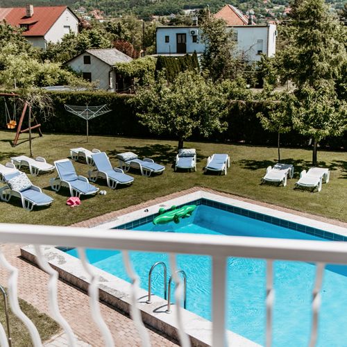 Camera cvadrupla la etaj cu vedere spre grădină (se poate solicita pat suplimentar)