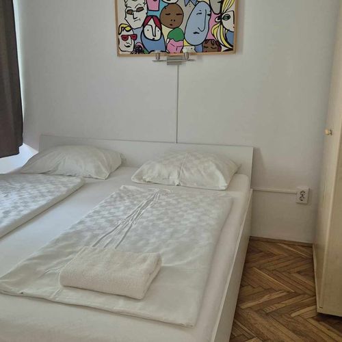 Apartament la parter cu aer condiționat cu 3 camere pentru 5 pers.